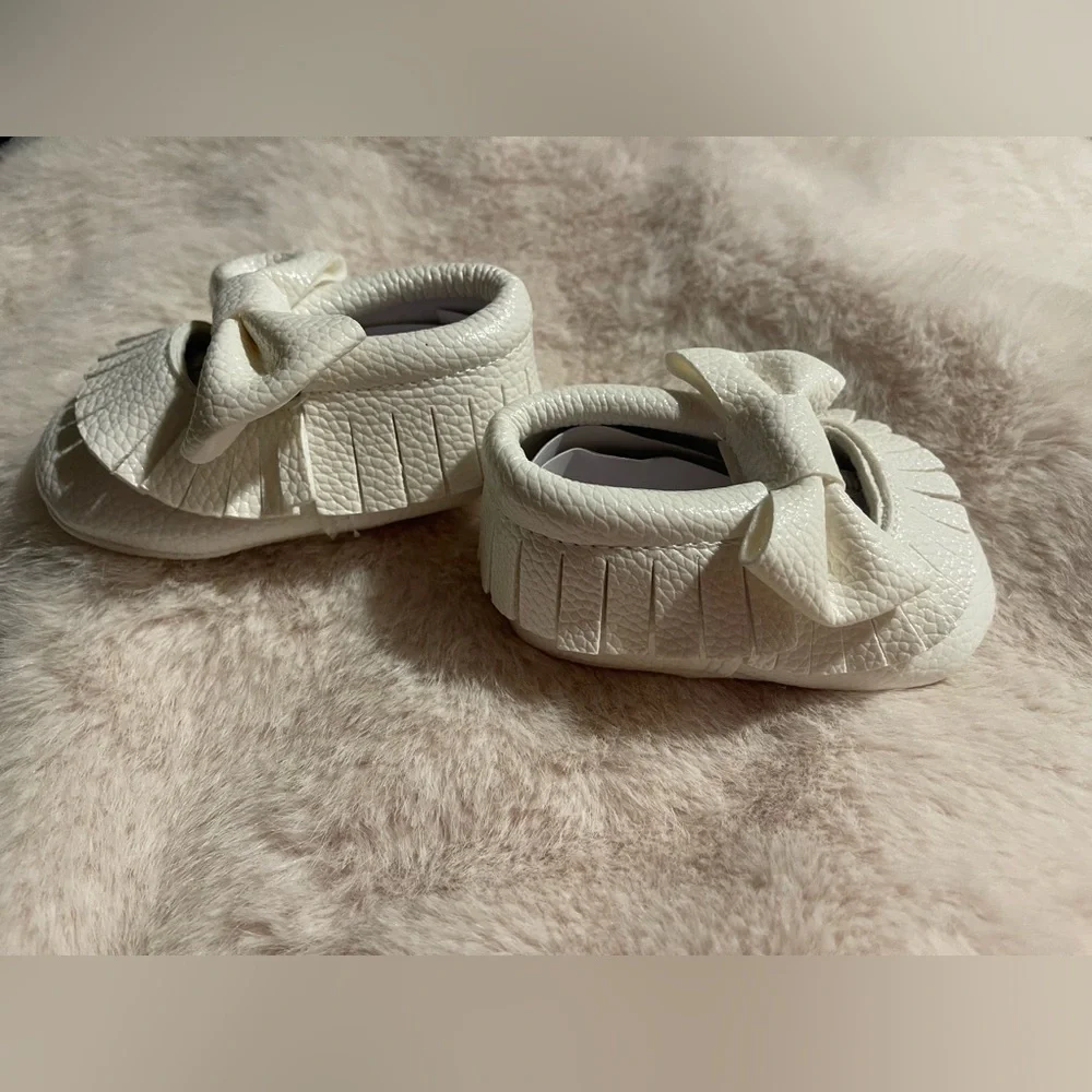 White Baby Moccasins with Bow - Picture 10 of 13
